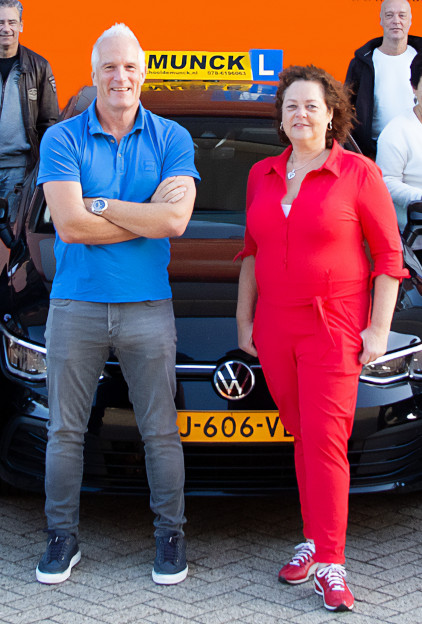 Wim de Munck van Autorijschool De Munck voor een leswagen