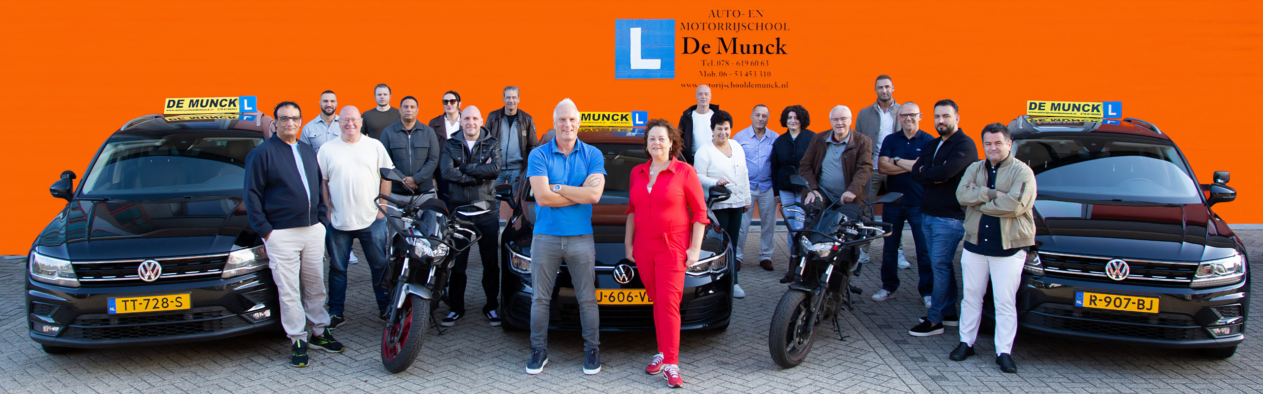 De medewerkers van Autorijschool De Munck buiten tussen de leswagens en motoren